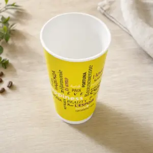 Doppelwand-Thermobecher "Fiesta" – Ansicht von oben auf hellem Holztisch