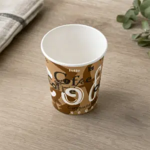 Einwand-Pappbecher "Coffee" – Ansicht von oben auf hellem Holztisch