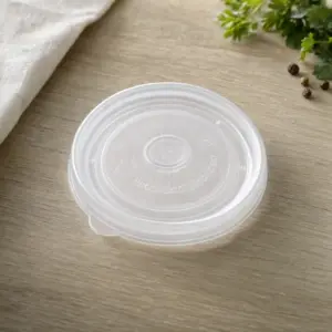 Plastik Deckel für Suppenbecher – Ansicht von oben auf hellem Holztisch